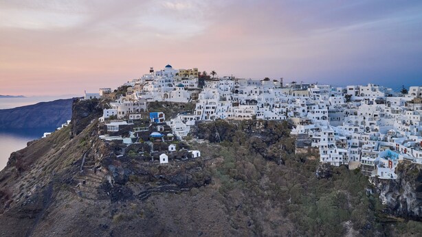 Un village côtier aux maisons blanches regroupées sur une colline, d’où l’on a une vue imprenable sur la mer.