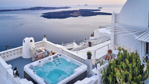 Un jacuzzi sur un balcon avec vue sur la mer et les îles.