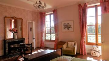 8 habitaciones, tabla de planchar con plancha y cuna de viaje