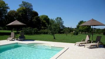 Alberca al aire libre y alberca climatizada