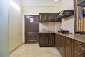 Kühlschrank, Mikrowelle, Herdplatte, Wasserkocher