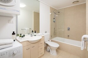 Bañera, secador de pelo y toallas