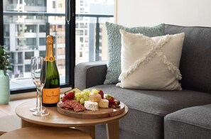 TV, offices - Melbourne Near Southern Cross Station Pool & Gym (Melbourne)