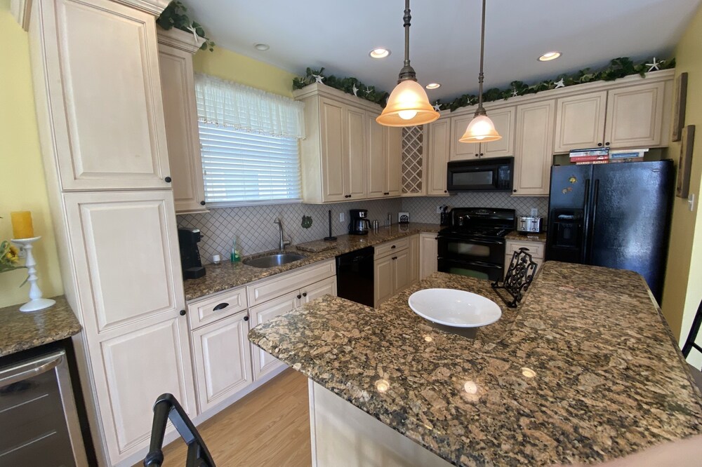 Asbury Ave - GOLD COAST - 3 Bedroom/2 Bath - Parking for 3.