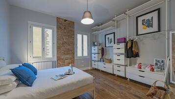 2 bedrooms, desk, iron/ironing board, WiFi