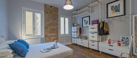 2 多间卧室、办公桌、熨斗/熨衣板、WiFi