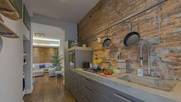 Fridge, oven, stovetop, dishwasher