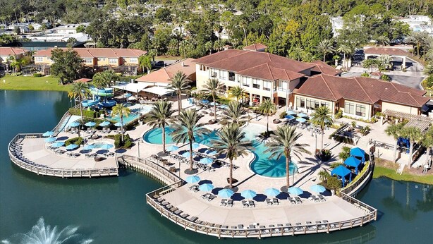 Ein Resort mit einem zentralen Pool, mehreren Gästevillen und einem Wasserpark.