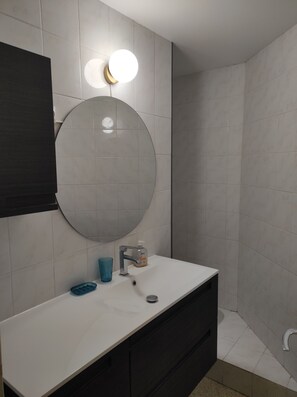 Douche, sèche-cheveux, serviettes fournies, papier toilette