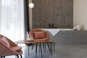 Habitació júnior, no fumadors, piscina privada | Bany | Banyera i dutxa independents i banyera profunda 