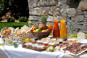 Daily buffet breakfast for a fee - A Speranza Suites avec Piscine privative chauffée (Bonifacio)