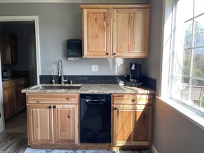 Réfrigérateur, micro-ondes, lave-vaisselle, cafetiÚre/bouilloire