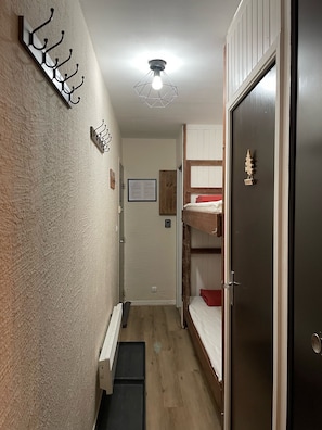 1 dormitorio y cuna de viaje