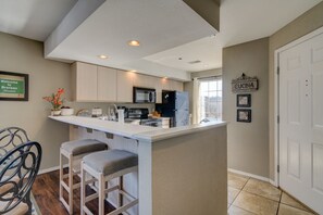 Jääkaappi, kahvin-/teenkeitin, keittoastiat/astiat/ruokailuvälineet