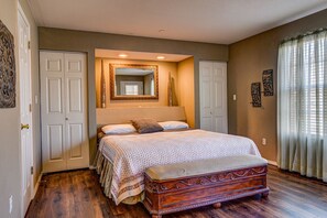 2 bedrooms, desk, iron/ironing board, WiFi