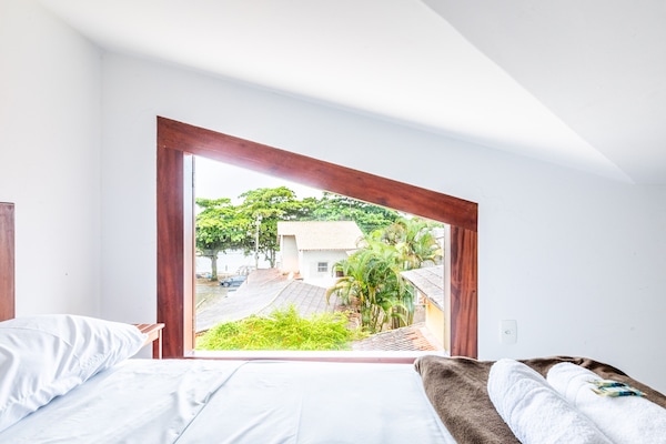 Basic Twin Room | Minibar, free WiFi, bed sheets
