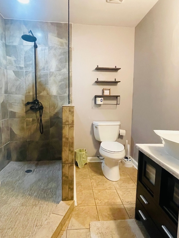 Ensemble douche/baignoire, sèche-cheveux, serviettes fournies, savon