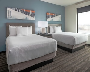Phòng Suite, 1 phòng ngủ (2 Queen Beds with Sofa Bed) | Két bảo mật tại phòng, phòng cách âm