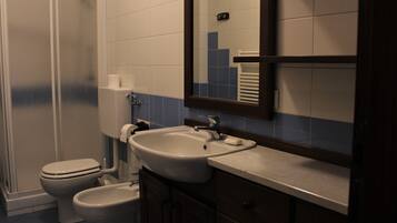Dusche, Haartrockner, Bidet, Handtücher