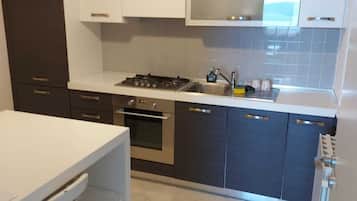 Frigorifero, microonde, forno, piano cottura