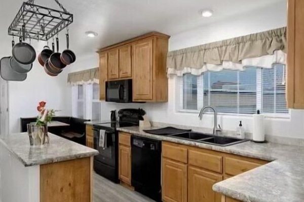 Frigorífico, microondas, horno y placa de cocina