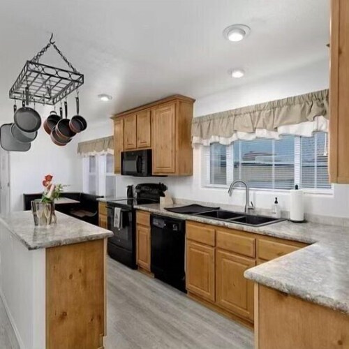 Spacious Riverhouse with private park/boat ramp