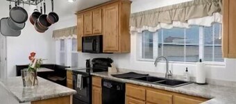 Spacious Riverhouse with private park/boat ramp