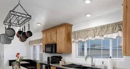 Spacious Riverhouse with private park/boat ramp