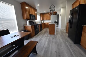 Jääkaappi, mikroaaltouuni, uuni, liesi