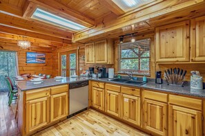 Fridge, microwave, oven, stovetop - Sunny Escape! Home Theater, Hot Tub, Fireplace ,Pool Table, Arcade, Dog-Friendly (Sevierville)