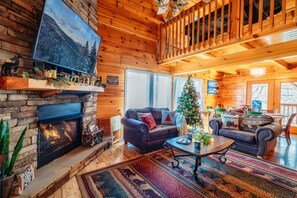 Smart TV, fireplace, video games, DVD player - Holiday Cheer Retreat: Theater,Hot Tub, Air Hockey (Sevierville)