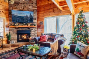 Smart TV, fireplace, video games, DVD player - Holiday Cheer Retreat: Theater,Hot Tub, Air Hockey (Sevierville)