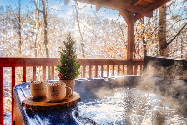 Outdoor spa tub - Holiday Cheer Retreat: Theater,Hot Tub, Air Hockey (Sevierville)