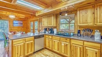 KĂŒhlschrank, Mikrowelle, Ofen, Herdplatte