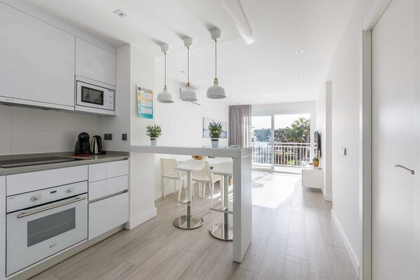 Frigorífico, microondas, horno y cafetera o tetera