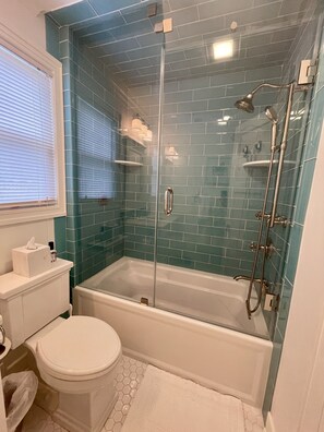 Ensemble douche/baignoire, sèche-cheveux, serviettes fournies, savon