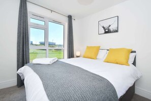 3 bedrooms, iron/ironing board, WiFi, bed sheets - Regal House Summary: (Stoke-on-Trent)