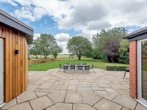 Outdoor dining - 5 bedroom accommodation in Great Bircham, near Brancaster (Great Bircham, near Brancaster)