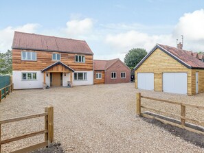 Exterior - 5 bedroom accommodation in Great Bircham, near Brancaster (Great Bircham, near Brancaster)