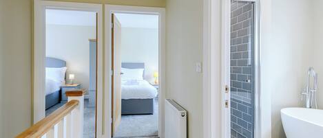 5 bedrooms, free WiFi, bed sheets