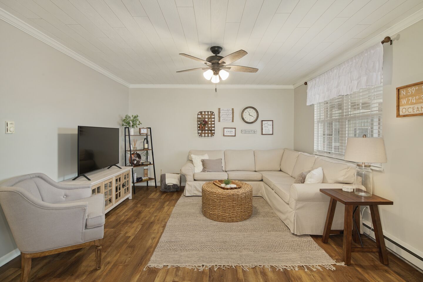 Beautifully Renovated Beach-Block Condo!! Steps away from Boardwalk & BEACH!!