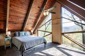 3 makuuhuonetta, työpöytä, silitysrauta/-lauta, ilmainen Wi-Fi