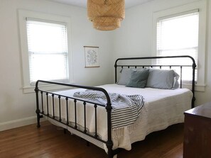 3 habitaciones, escritorio, tabla de planchar con plancha y wifi gratis 