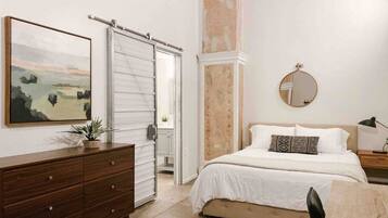 1 slaapkamer, een bureau, een strijkplank/strijkijzer, wifi