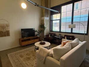 TV - Modern Downtown Loft - 1 mile to UT (Knoxville)