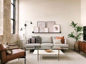 TV - Sunny Sterchi Loft w/ view (Knoxville)
