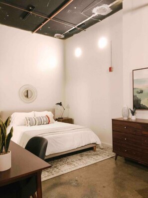 1 bedroom, desk, iron/ironing board, WiFi