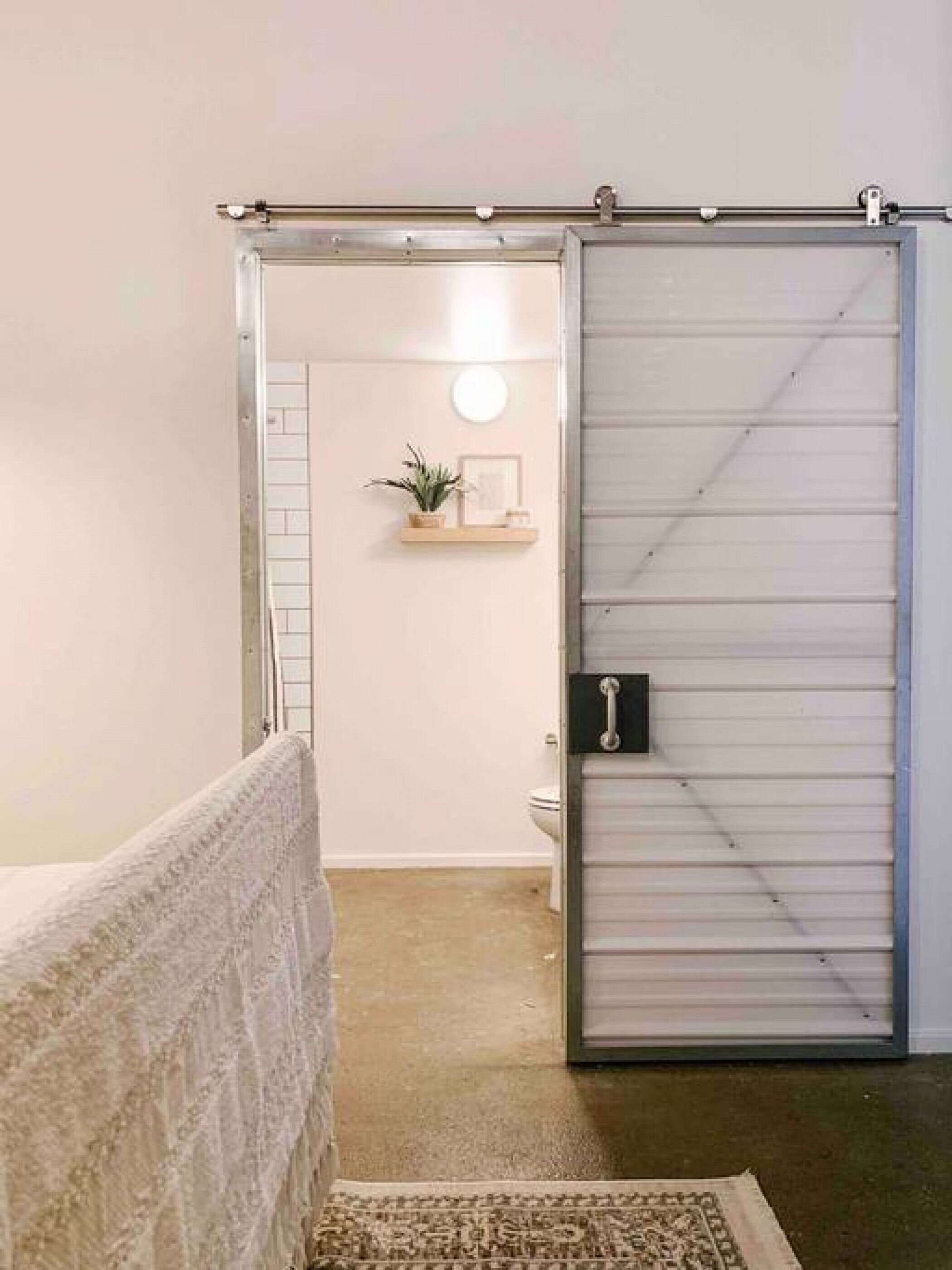 1 chambre, lit avec matelas en mousse à mémoire, bureau