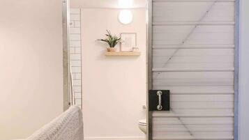 1 chambre, lit avec matelas en mousse à mémoire, bureau
