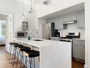 Réfrigérateur, micro-ondes, four, plaque de cuisson